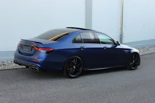 MERCEDES-BENZ AMG E 63 S 4Matic+ designo-Sonderlackierung "brillantblau magno"