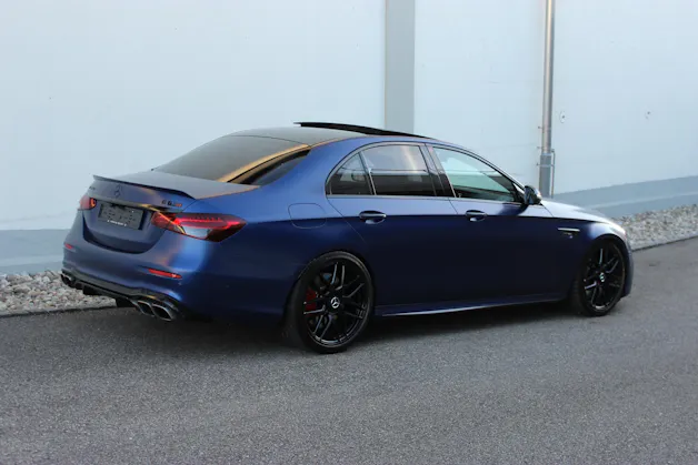 MERCEDES-BENZ AMG E 63 S 4Matic+ designo-Sonderlackierung "brillantblau magno"