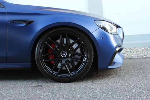 MERCEDES-BENZ AMG E 63 S 4Matic+ designo-Sonderlackierung "brillantblau magno"
