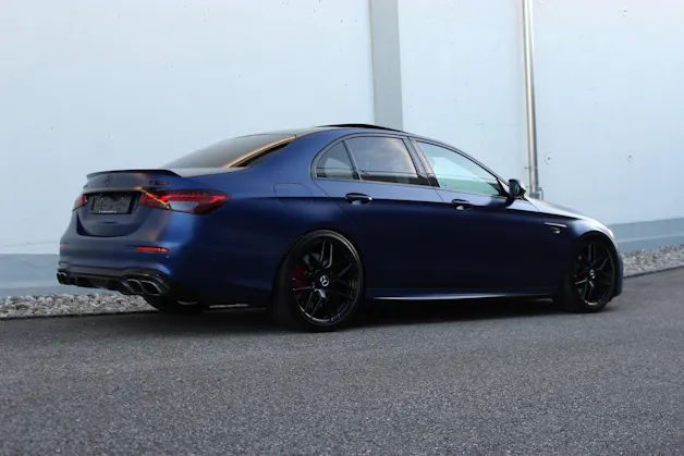MERCEDES-BENZ AMG E 63 S 4Matic+ designo-Sonderlackierung "brillantblau magno"