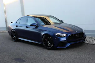 MERCEDES-BENZ AMG E 63 S 4Matic+ designo-Sonderlackierung "brillantblau magno"