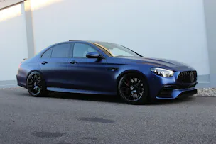 MERCEDES-BENZ AMG E 63 S 4Matic+ designo-Sonderlackierung "brillantblau magno"