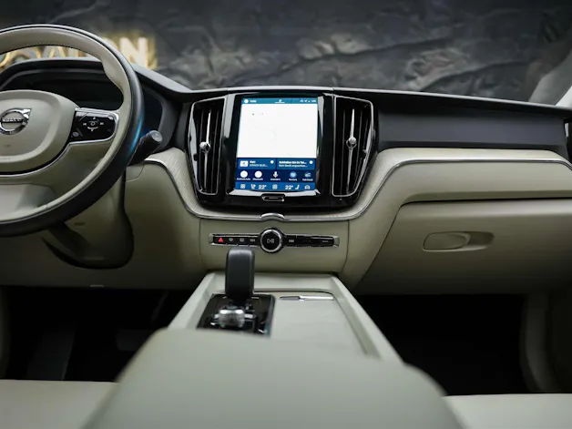 VOLVO XC60 B4 Benzin Mild Hybrid Core Geartronic *Panorama*Lenkradheizung*Assistenten*