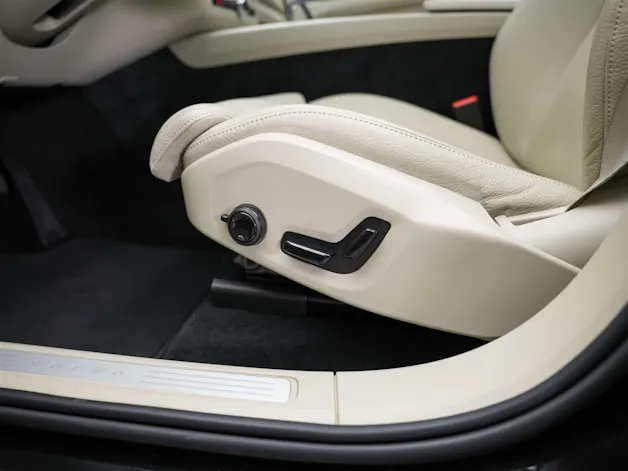 VOLVO XC60 B4 Benzin Mild Hybrid Core Geartronic *Panorama*Lenkradheizung*Assistenten*