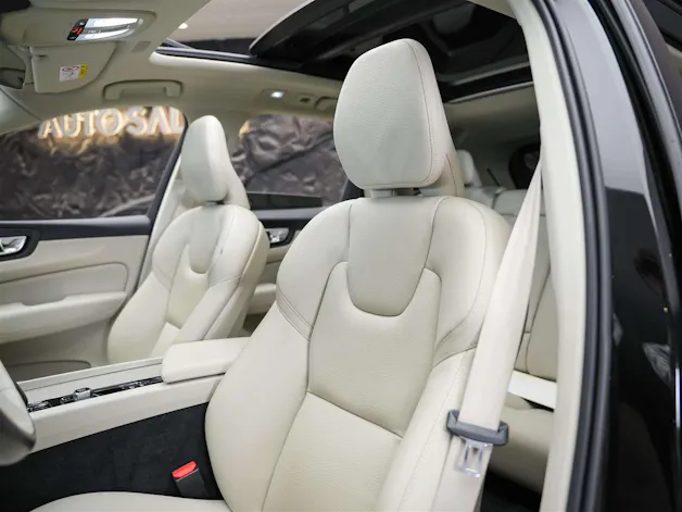VOLVO XC60 B4 Benzin Mild Hybrid Core Geartronic *Panorama*Lenkradheizung*Assistenten*