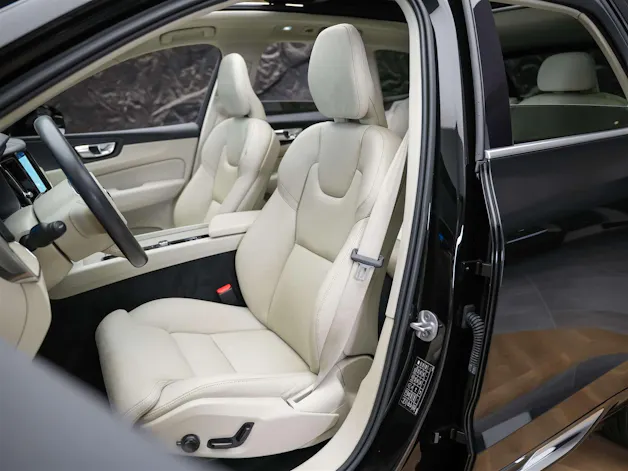 VOLVO XC60 B4 Benzin Mild Hybrid Core Geartronic *Panorama*Lenkradheizung*Assistenten*