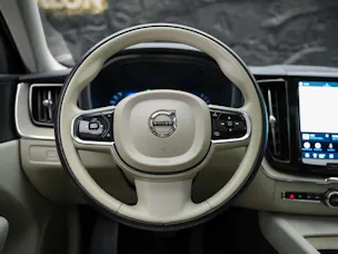 VOLVO XC60 B4 Benzin Mild Hybrid Core Geartronic *Panorama*Lenkradheizung*Assistenten*
