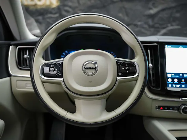 VOLVO XC60 B4 Benzin Mild Hybrid Core Geartronic *Panorama*Lenkradheizung*Assistenten*