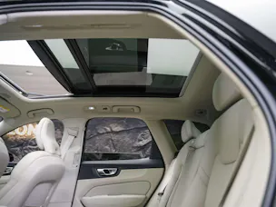 VOLVO XC60 B4 Benzin Mild Hybrid Core Geartronic *Panorama*Lenkradheizung*Assistenten*