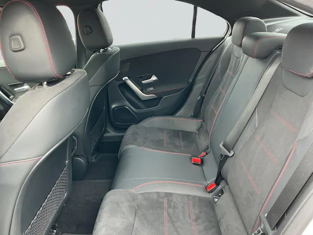 MERCEDES-BENZ A 180 Limousine AMG Line Night Paket
