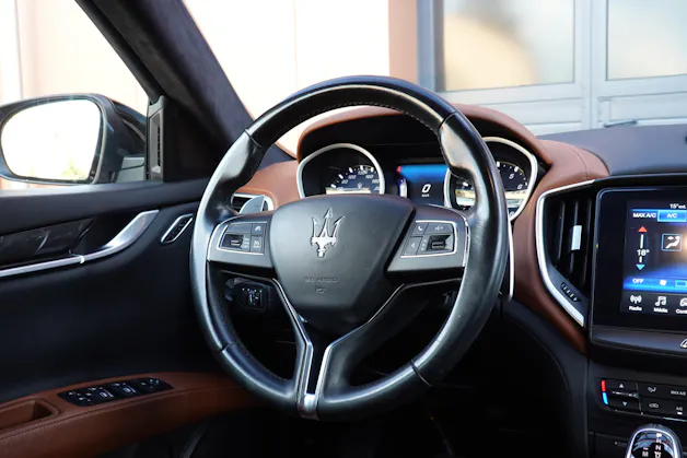 MASERATI Ghibli 3.0 V6 "* CH Auto * Tempomat * Camera recul * Sièges Electriques/mémoire * GPS * Phares LED * 8 Roues *"