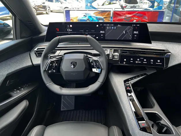 PEUGEOT 5008 1.2 Hybrid Allure Premium 8 Jahre Garantie