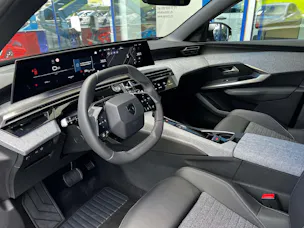 PEUGEOT 5008 1.2 Hybrid Allure Premium 8 Jahre Garantie