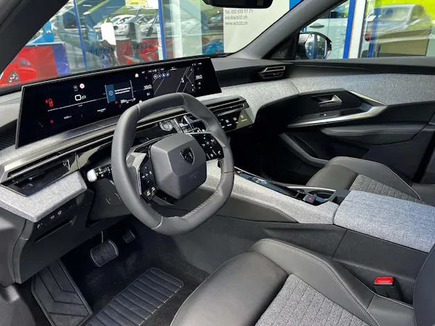 PEUGEOT 5008 1.2 Hybrid Allure Premium 8 Jahre Garantie