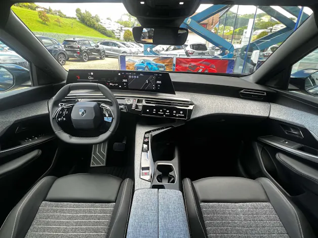 PEUGEOT 5008 1.2 Hybrid Allure Premium 8 Jahre Garantie