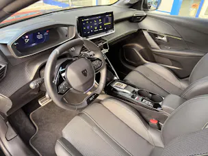 PEUGEOT 208 1.2 Hybrid 145 GT 5 Jahre Garantie