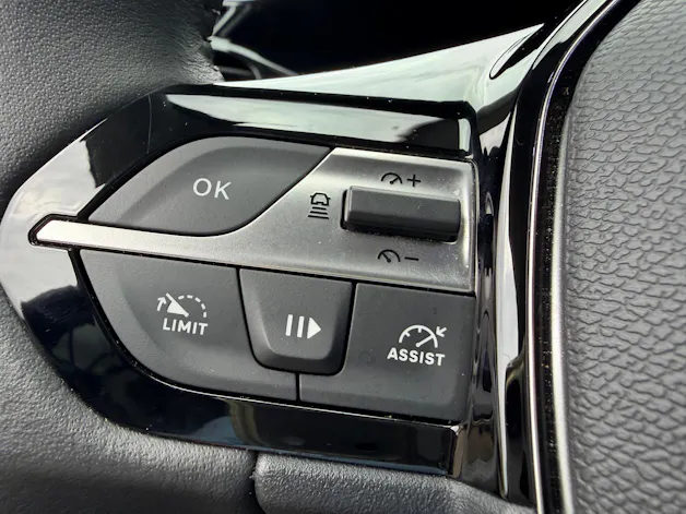PEUGEOT 408 1.2 Hybrid Allure *5 Jahre Garantie*