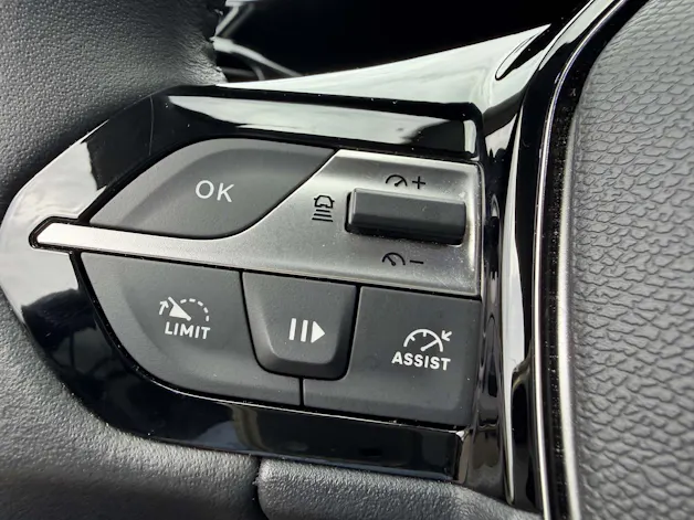 PEUGEOT 408 1.2 Hybrid Allure *5 Jahre Garantie*