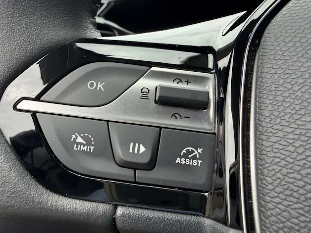 PEUGEOT 408 1.2 Hybrid Allure *5 Jahre Garantie*