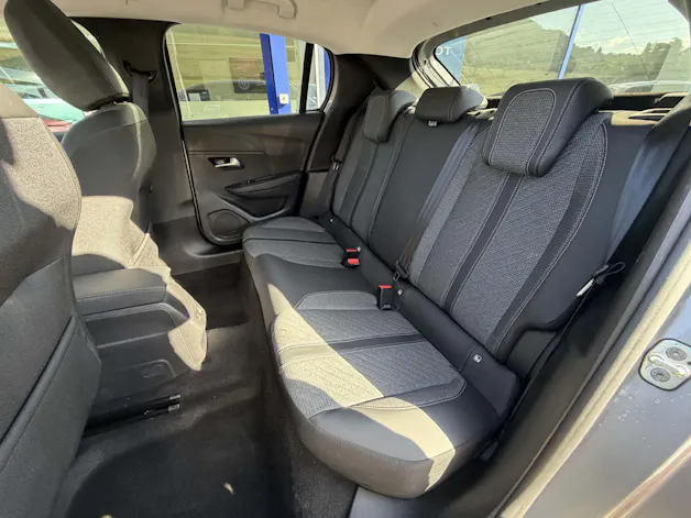 PEUGEOT 208 1.2 Hybrid Allure 5 Jahre Garantie