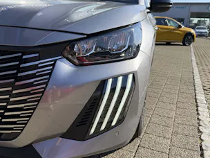 PEUGEOT 208 1.2 Hybrid Allure 5 Jahre Garantie