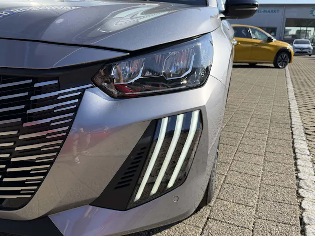 PEUGEOT 208 1.2 Hybrid Allure 5 Jahre Garantie