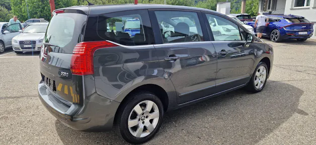 PEUGEOT 5008 1.2 PureTech Sensation