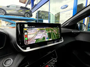 PEUGEOT 208 1.2 Hybrid Envy