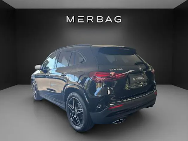 MERCEDES-BENZ GLA 200 Night Star 7G-D