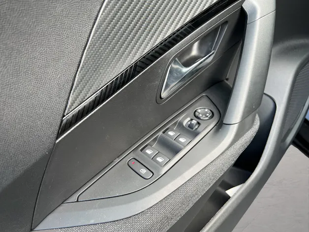 PEUGEOT 2008 1.2 Hybrid 145 Style