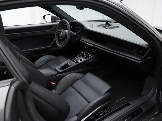 PORSCHE 911 Carrera 4 GTS