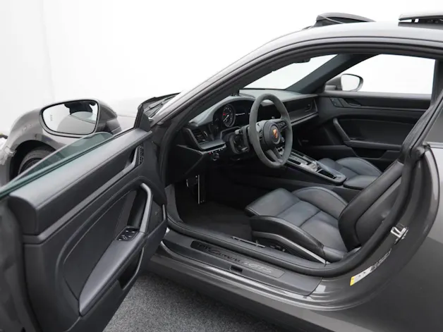 PORSCHE 911 Carrera 4 GTS