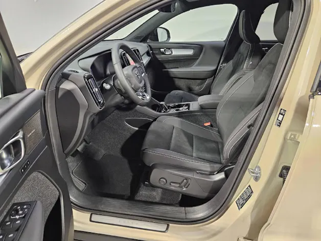 VOLVO XC40 2.0 B3 MH Plus Dark
