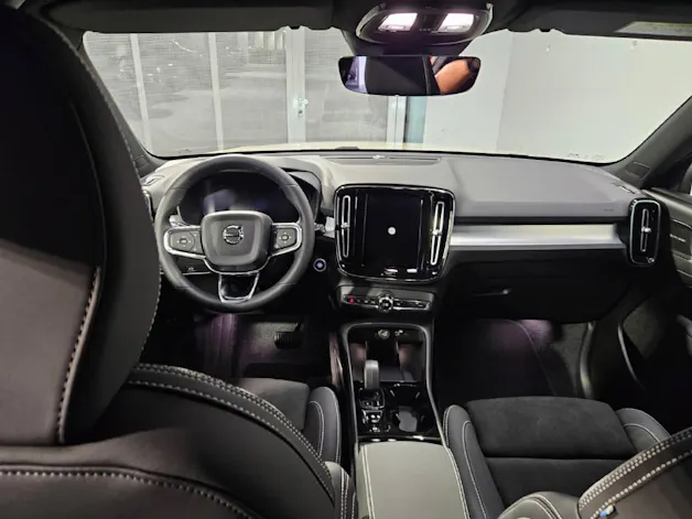 VOLVO XC40 2.0 B3 MH Plus Dark