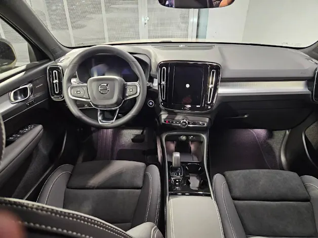 VOLVO XC40 2.0 B3 MH Plus Dark