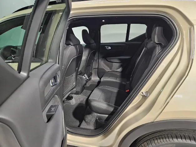 VOLVO XC40 2.0 B3 MH Plus Dark