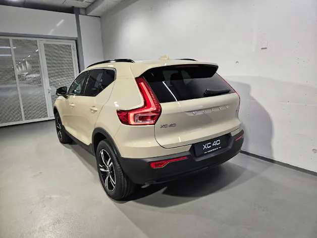VOLVO XC40 2.0 B3 MH Plus Dark