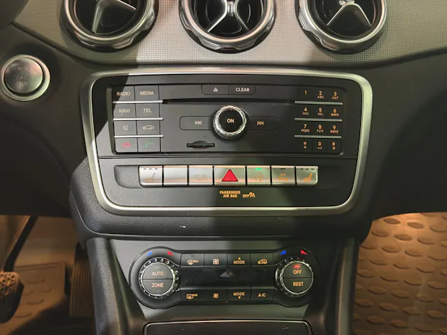 MERCEDES-BENZ GLA 200 Night Star 7G-DCT