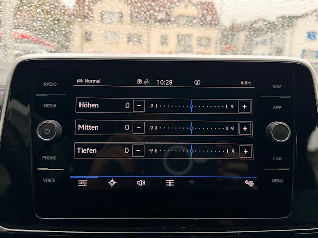 VW T-Roc R-LINE ***IQ DRIVE PAKET & ANHÄNGERKUPLUNG***