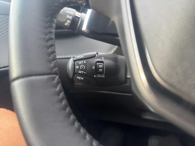 PEUGEOT 208 1.2 Hybrid Allure