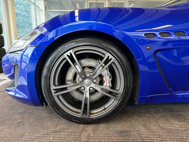 MASERATI GranCabrio MC Centennial Edition | CH Fahrzeug | Leder Weiss | CARBON | 100. Geburtstags von Maserati | LIMITIERT |