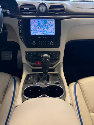 MASERATI GranCabrio MC Centennial Edition | CH Fahrzeug | Leder Weiss | CARBON | 100. Geburtstags von Maserati | LIMITIERT |