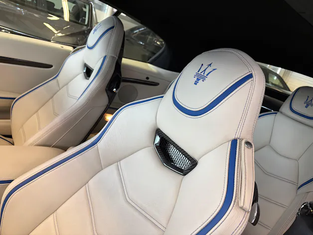 MASERATI GranCabrio MC Centennial Edition | CH Fahrzeug | Leder Weiss | CARBON | 100. Geburtstags von Maserati | LIMITIERT |
