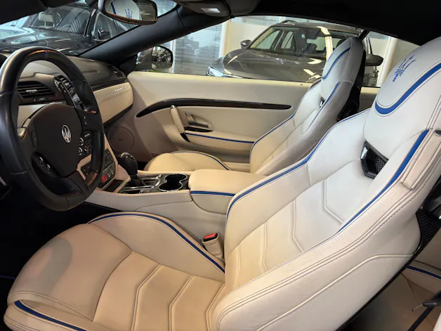MASERATI GranCabrio MC Centennial Edition | CH Fahrzeug | Leder Weiss | CARBON | 100. Geburtstags von Maserati | LIMITIERT |