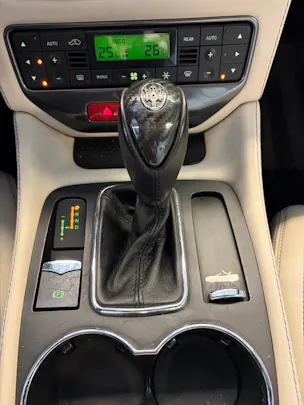 MASERATI GranCabrio MC Centennial Edition | CH Fahrzeug | Leder Weiss | CARBON | 100. Geburtstags von Maserati | LIMITIERT |