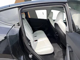 Tesla Model Y Performance D SOH 95.5% Weisses Interieur