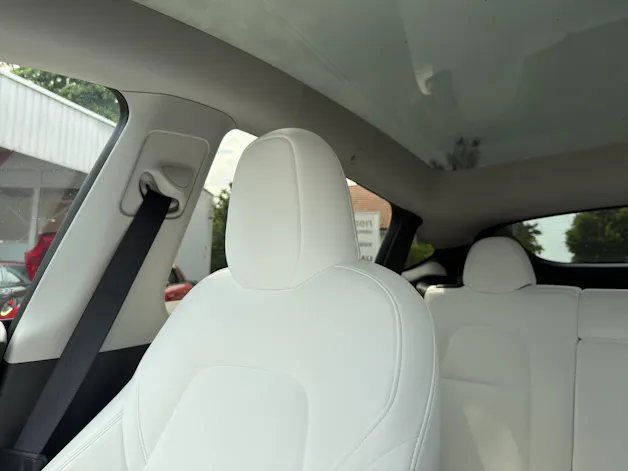 Tesla Model Y Performance D SOH 95.5% Weisses Interieur