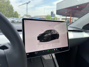 Tesla Model Y Performance D SOH 95.5% Weisses Interieur