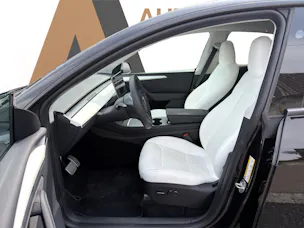 Tesla Model Y Performance D SOH 95.5% Weisses Interieur