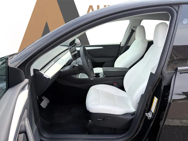 Tesla Model Y Performance D SOH 95.5% Weisses Interieur
